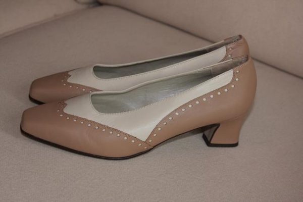 Brown / cream court shoes