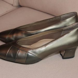Brown /gold court shoes