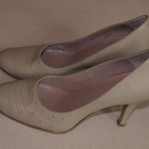 Beige court shoes, high heel