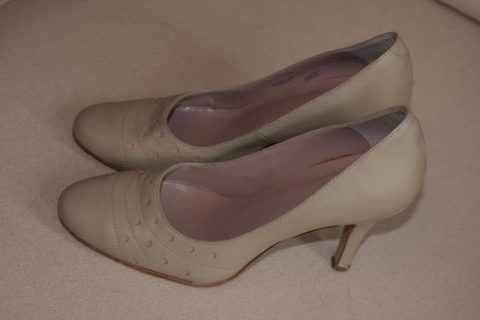 Beige court shoes, high heel