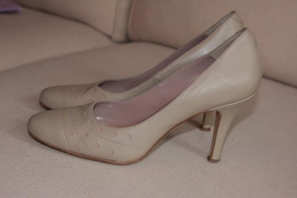 Beige court shoes, high heel