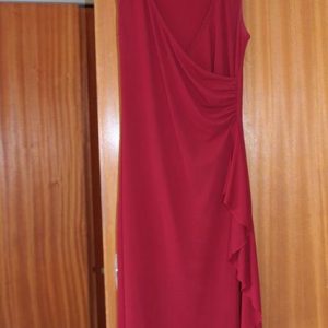 Red dress, deep V, sleeveless, front detail