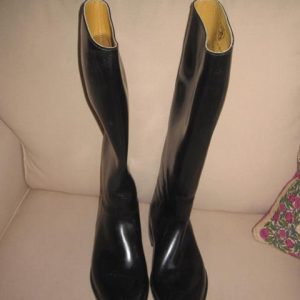 Black riding boots (pull on)