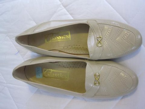 Beige court shoes