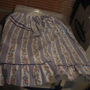 Mauve/white waist apron