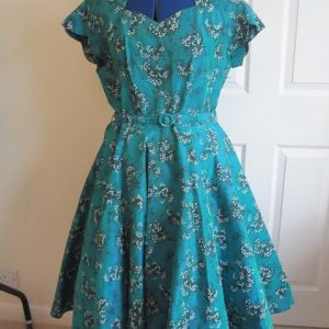 Emerald green dress with buckle belt, short sleeved