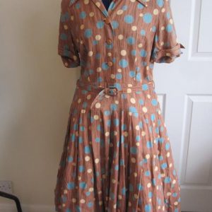 Beige spot dress with buckle belt, short sleeved