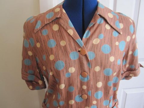 Beige spot dress with buckle belt, short sleeved - Image 4