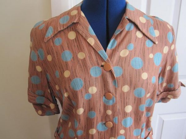 Beige spot dress with buckle belt, short sleeved