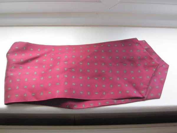 Maroon cravat (patterned)
