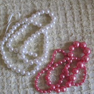 2 pearl necklaces - white , red