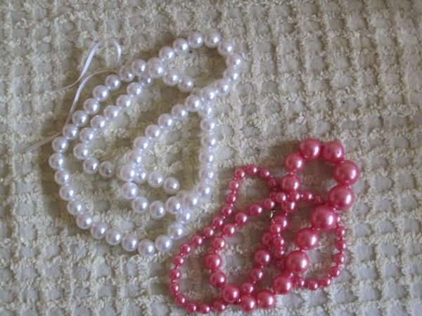 2 pearl necklaces - white , red