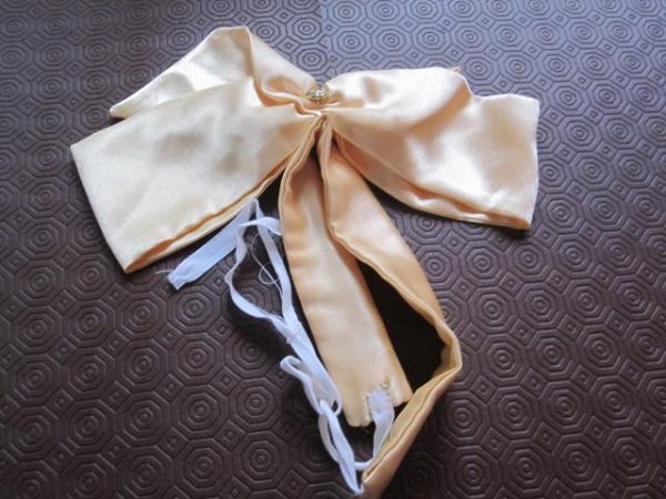 Peach jabot