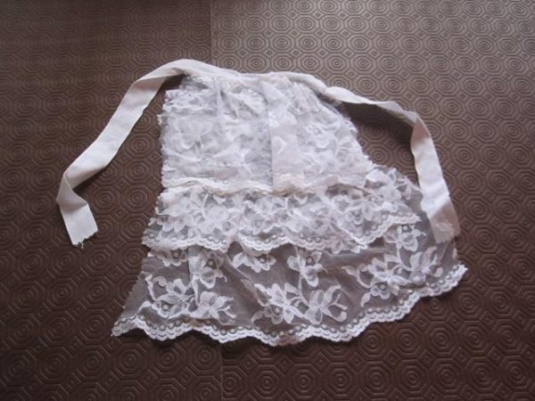 Cream jabot