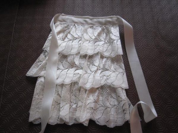 Cream jabot