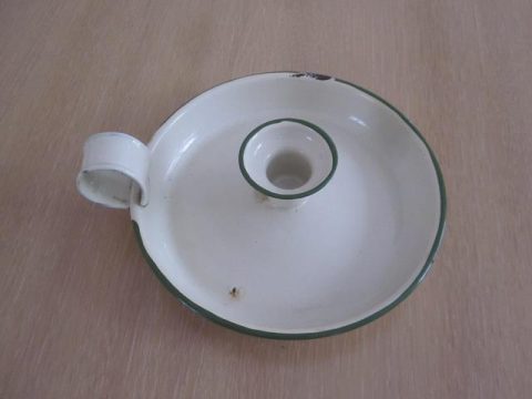 Candle holder with handle
