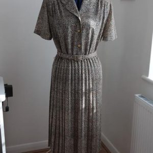 Beige secretary dress, short sleeves, matching belt